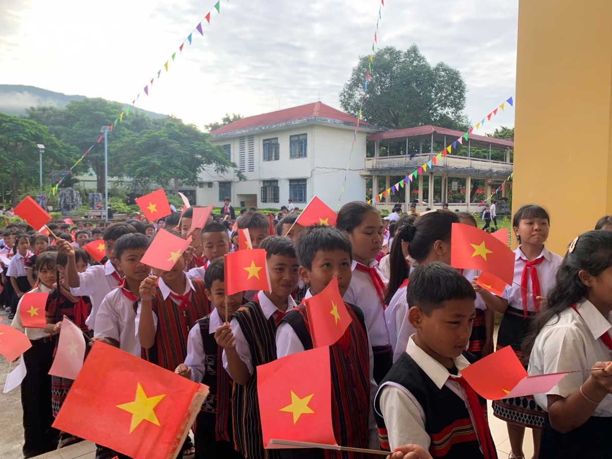 Học sinh công lập chính thức được miễn học phí và đóng một số khoản cố định